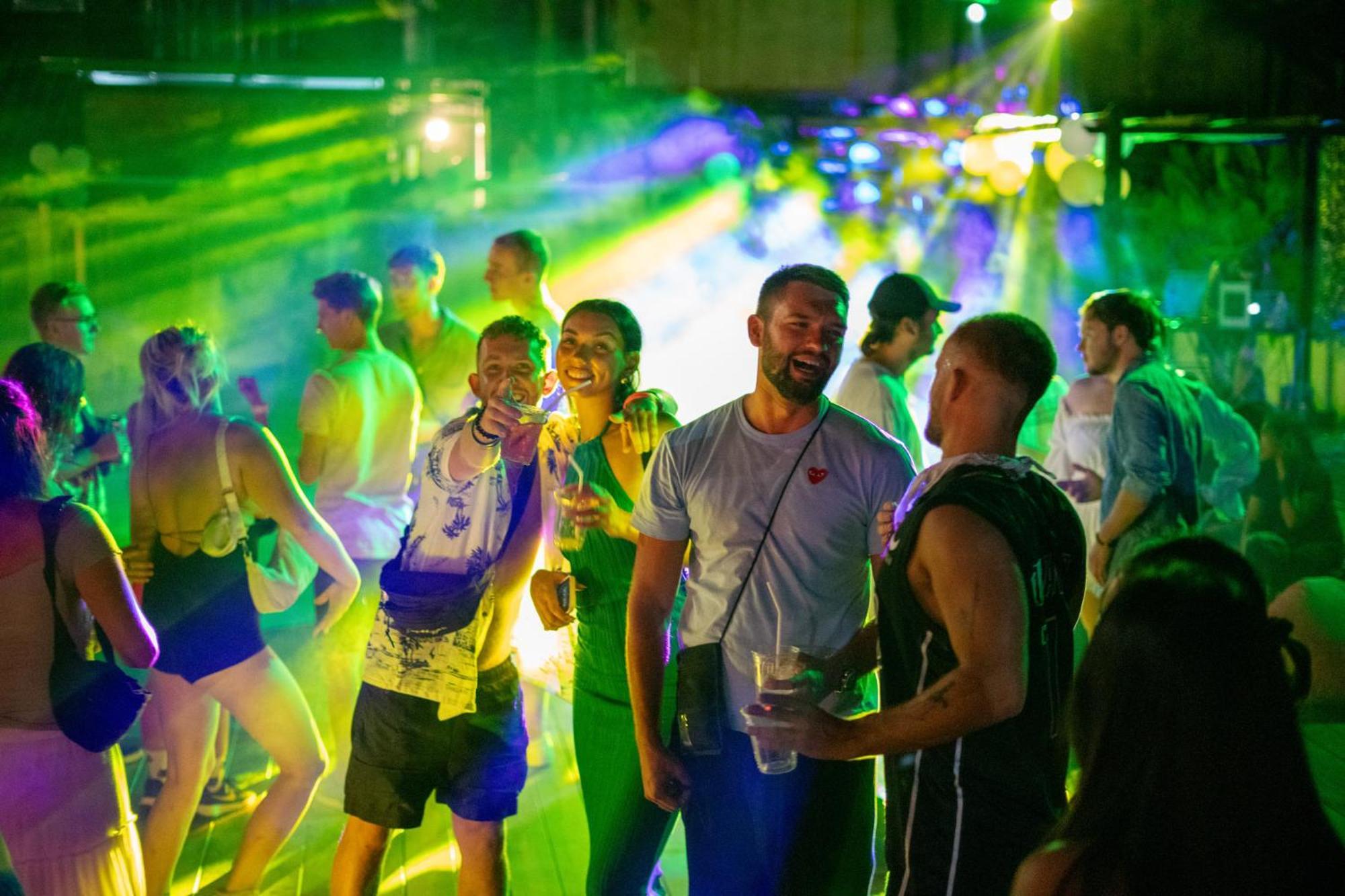 Base Party Hostel Ao Nang المظهر الخارجي الصورة