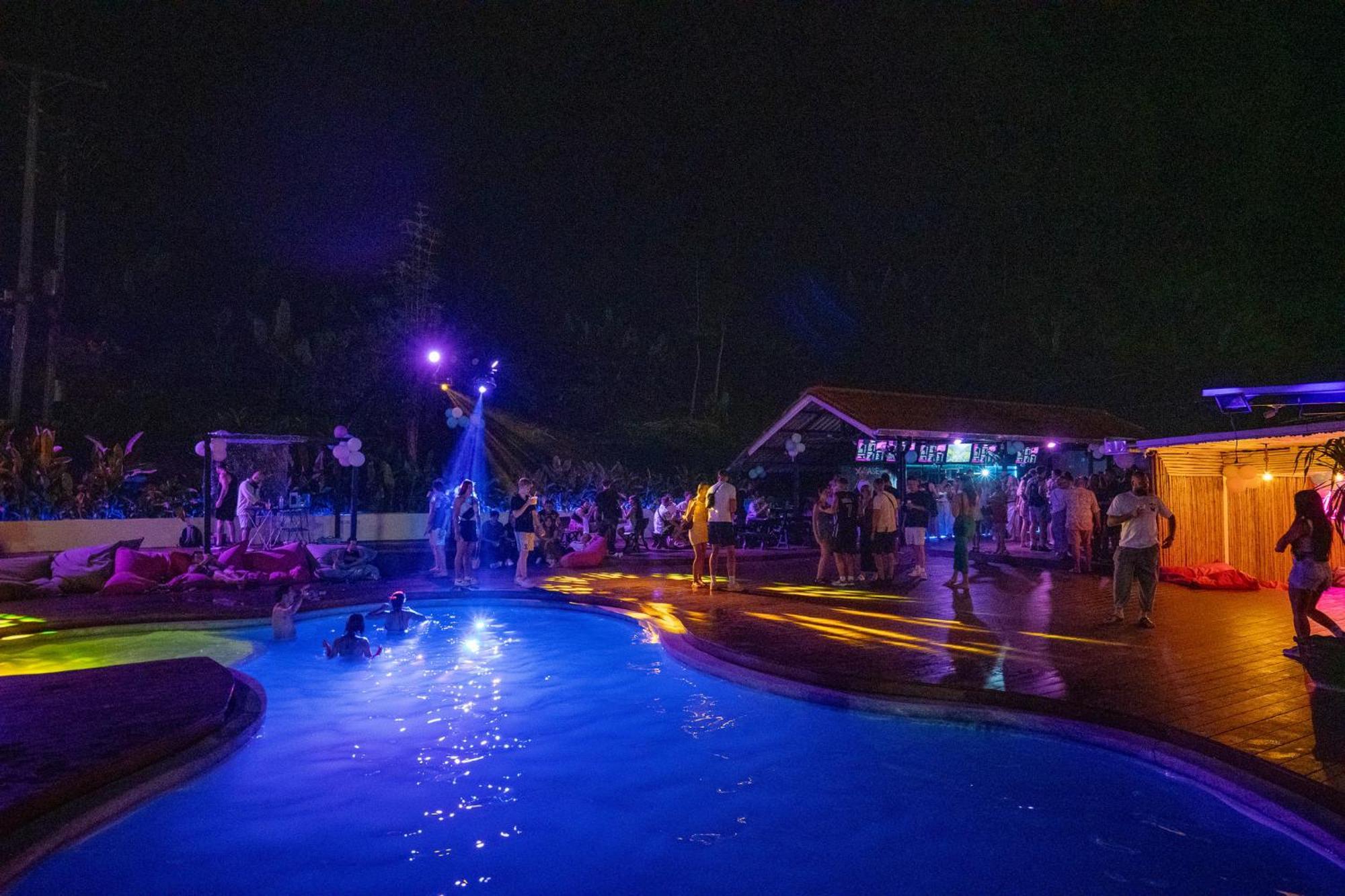Base Party Hostel Ao Nang المظهر الخارجي الصورة
