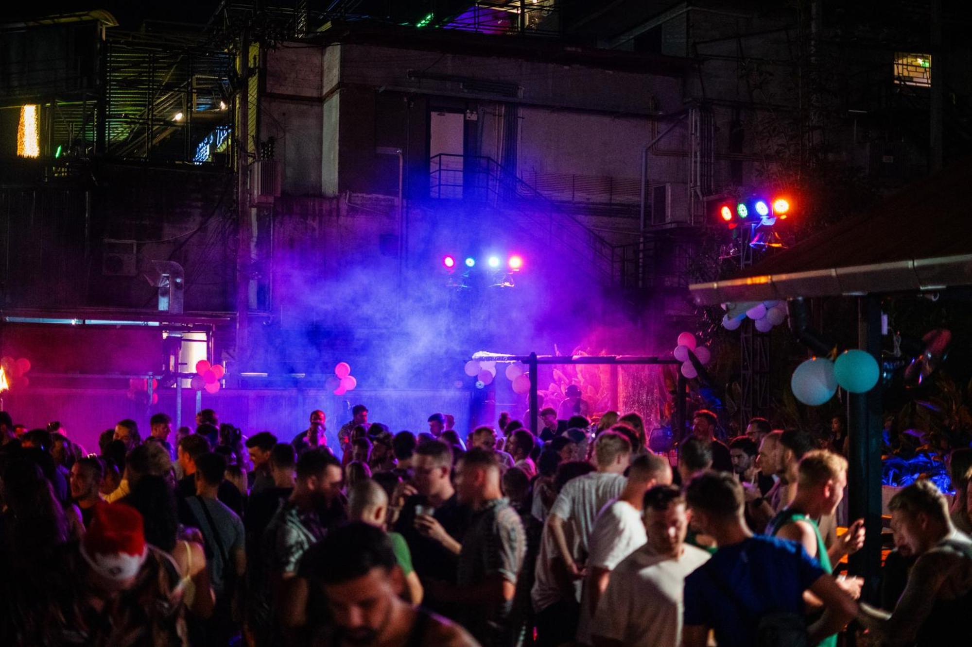 Base Party Hostel Ao Nang المظهر الخارجي الصورة
