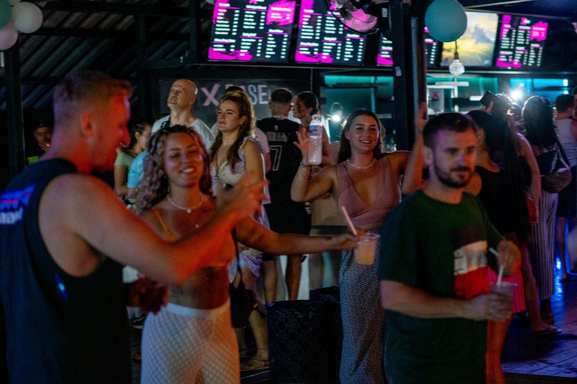 Base Party Hostel Ao Nang المظهر الخارجي الصورة