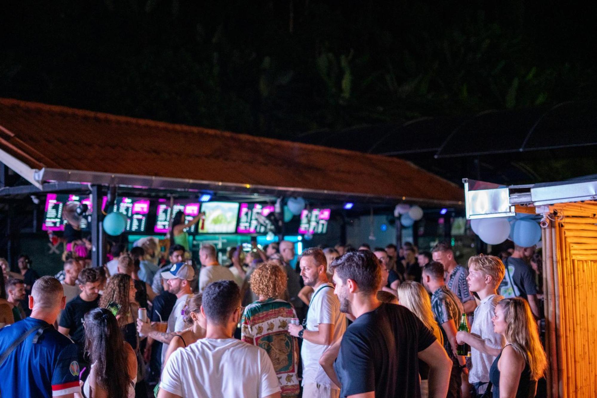 Base Party Hostel Ao Nang المظهر الخارجي الصورة