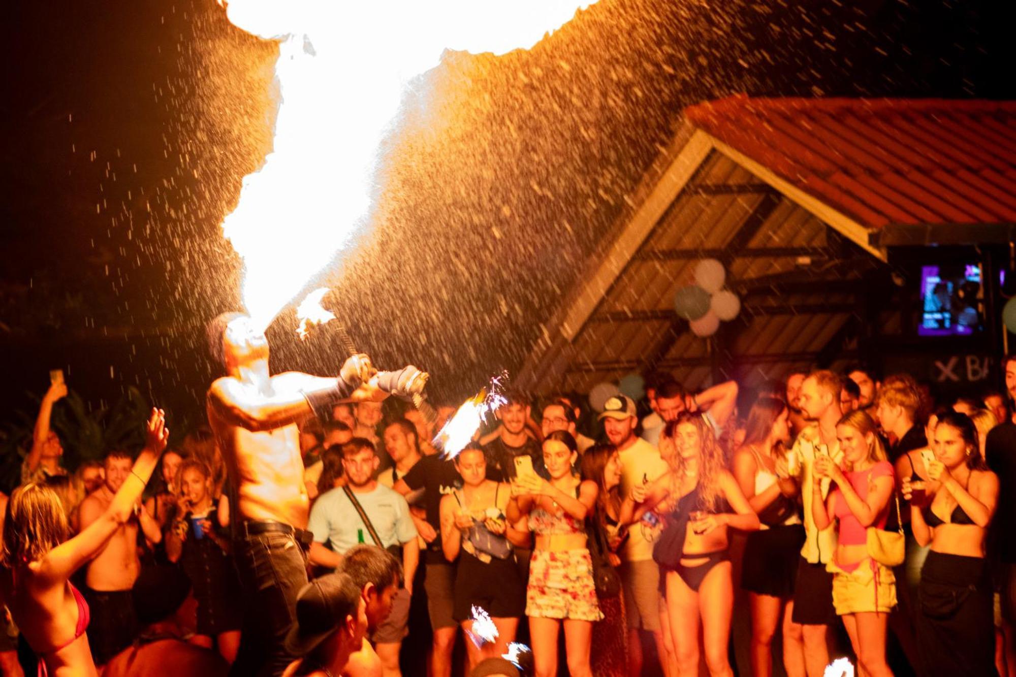 Base Party Hostel Ao Nang المظهر الخارجي الصورة