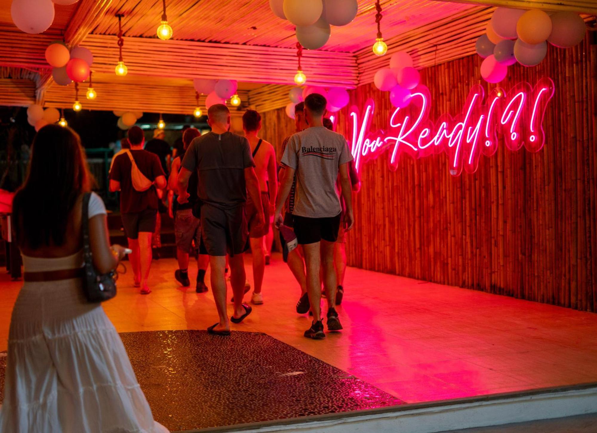 Base Party Hostel Ao Nang المظهر الخارجي الصورة