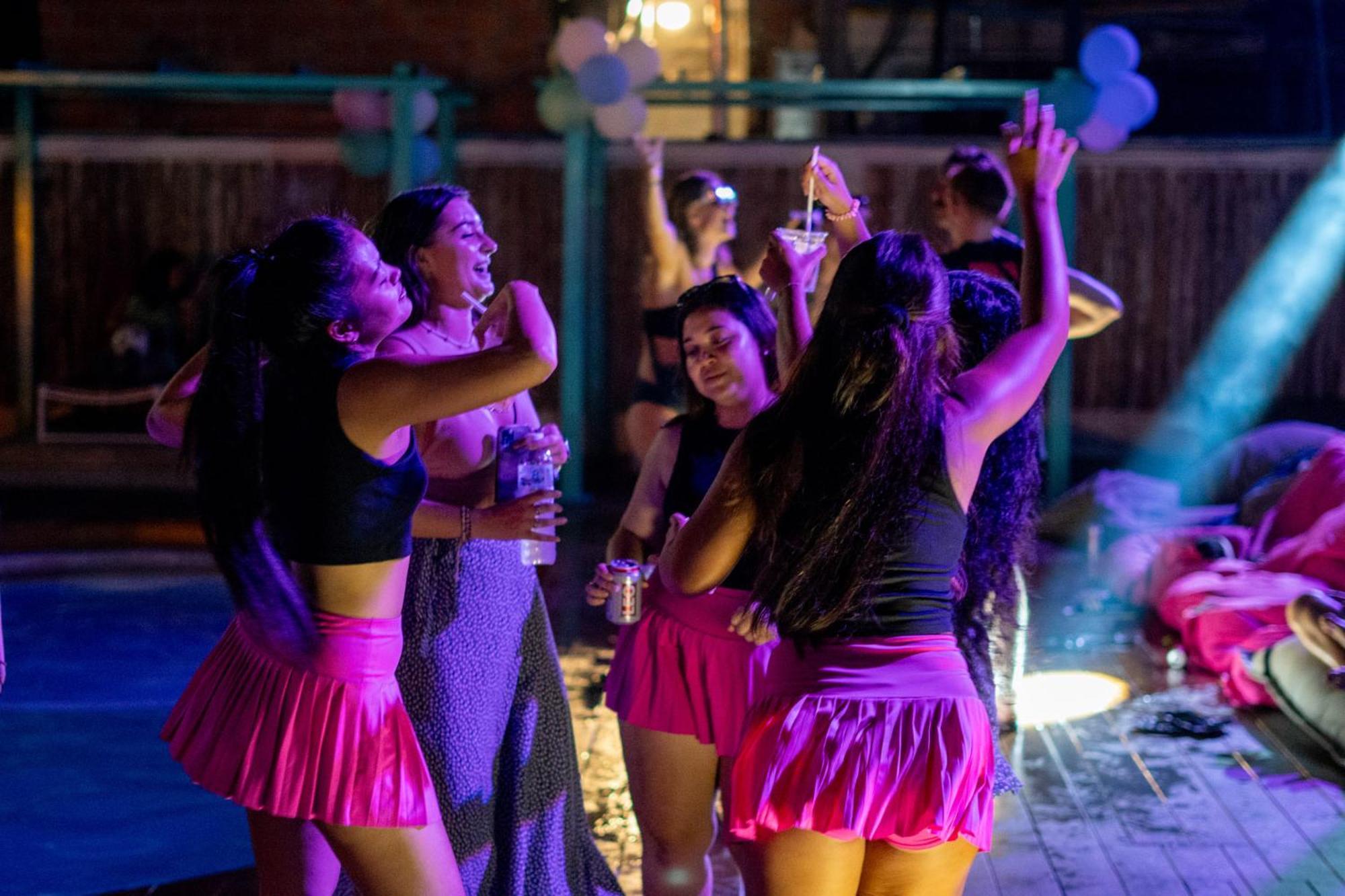 Base Party Hostel Ao Nang المظهر الخارجي الصورة