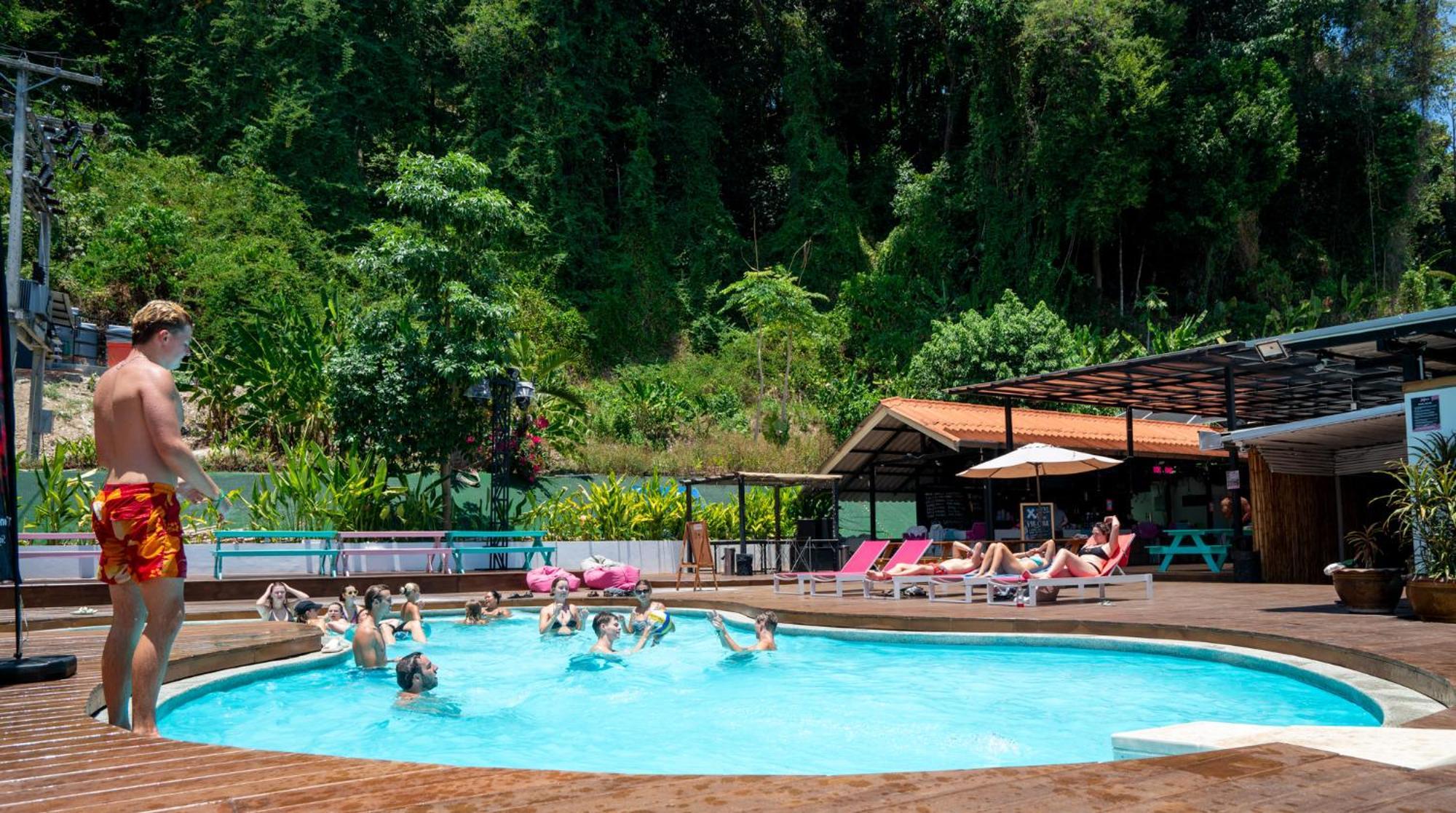 Base Party Hostel Ao Nang المظهر الخارجي الصورة