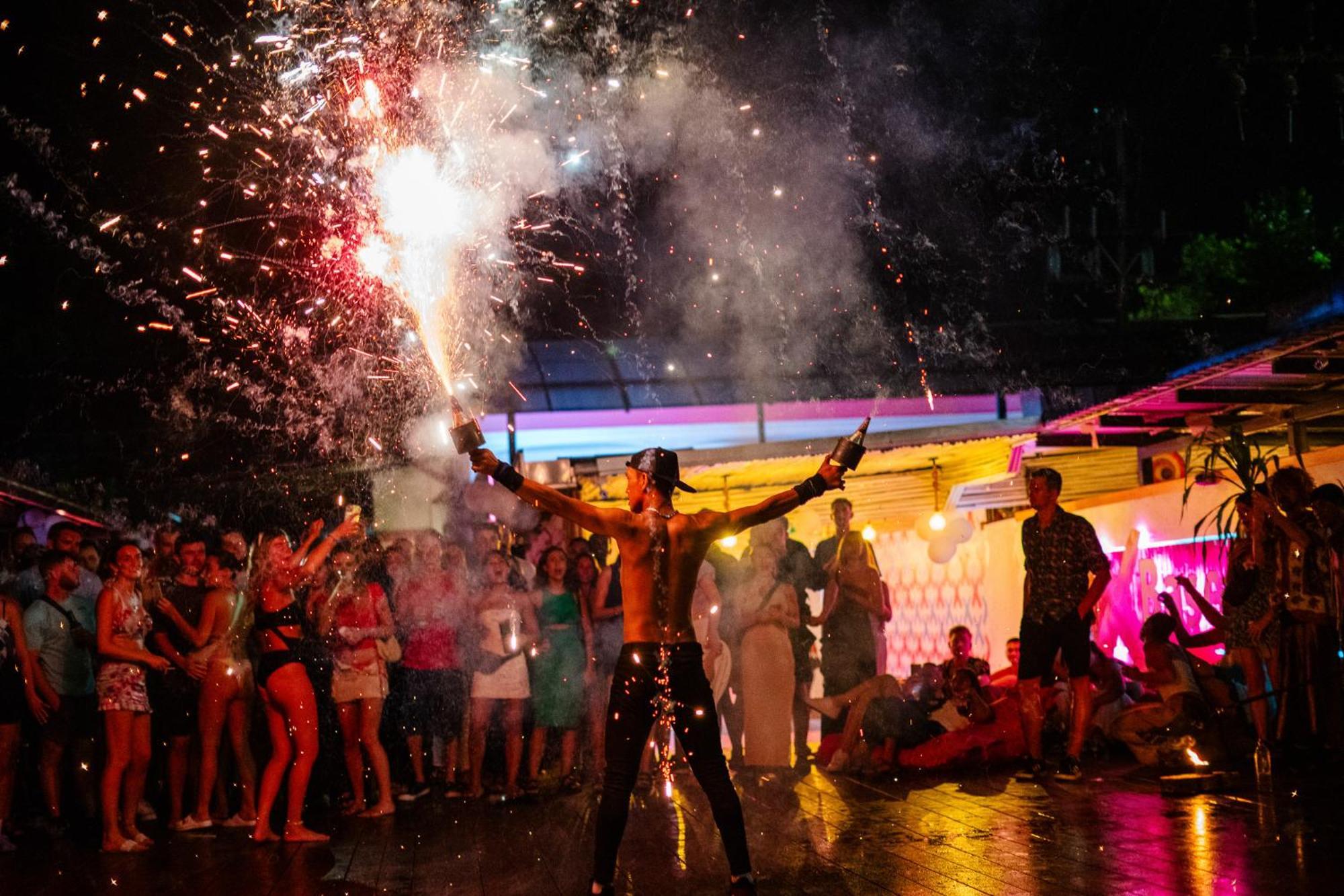 Base Party Hostel Ao Nang المظهر الخارجي الصورة