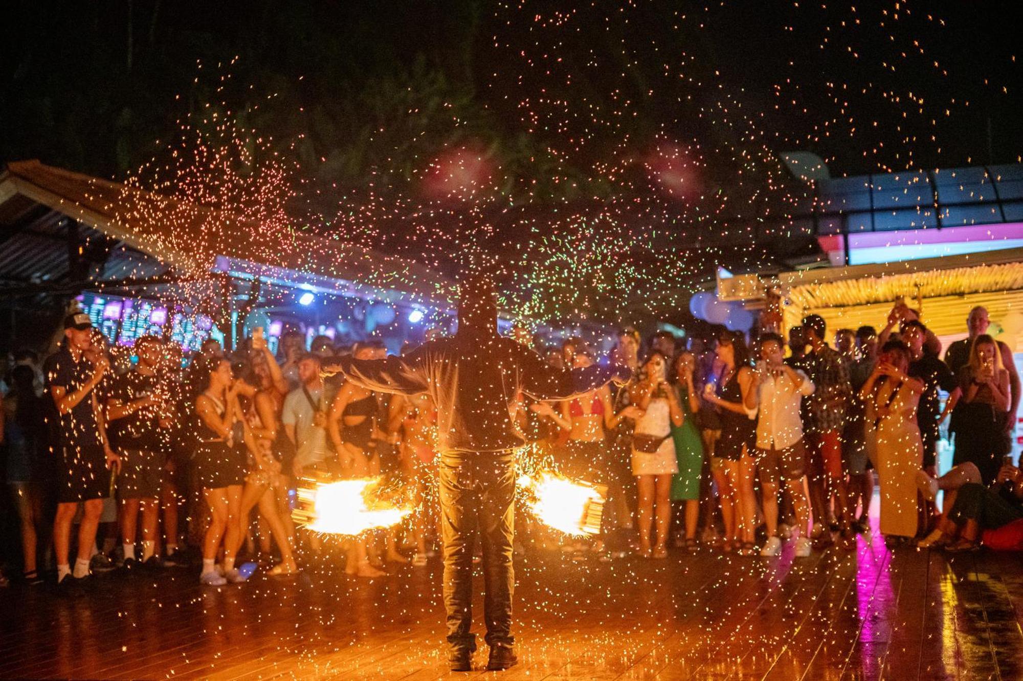 Base Party Hostel Ao Nang المظهر الخارجي الصورة